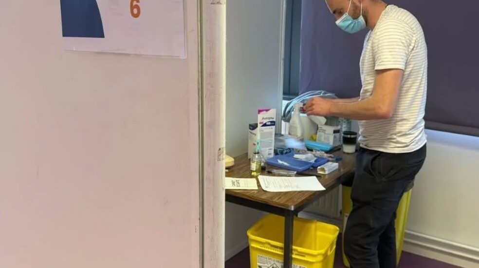 Un bénévole lors de la vaccination contre la méningite