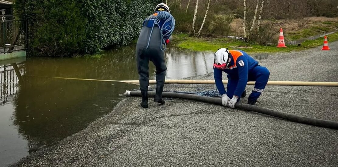 Inondations : Deux bénévoles en pleine intervention
