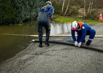 Inondations : Deux bénévoles en pleine intervention