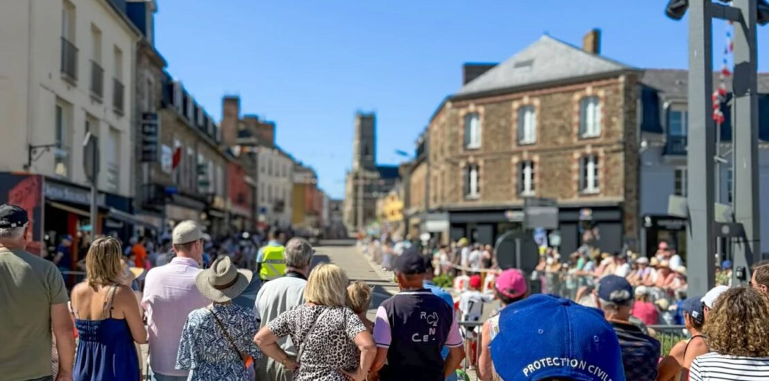 Une foule assistant au passage du Tour de France